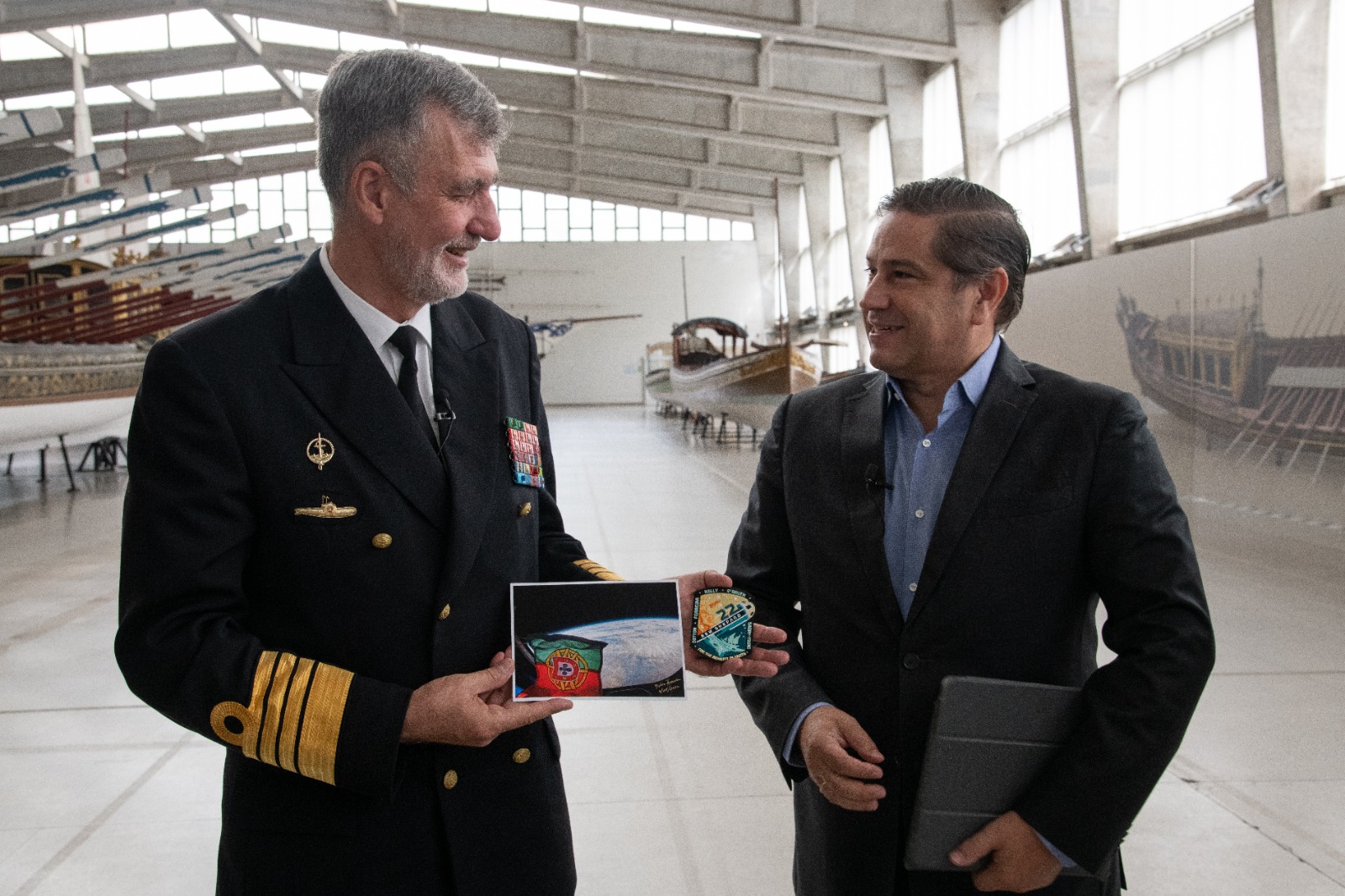 Bandeira que foi ao espaço em exposição no Museu de Marinha