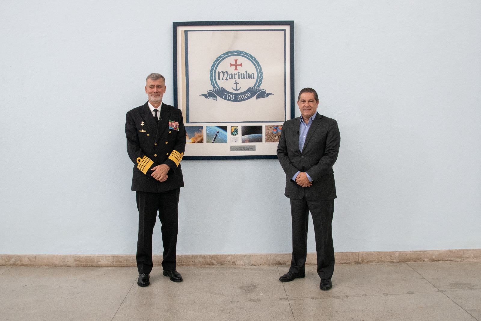 Bandeira que foi ao espaço em exposição no Museu de Marinha