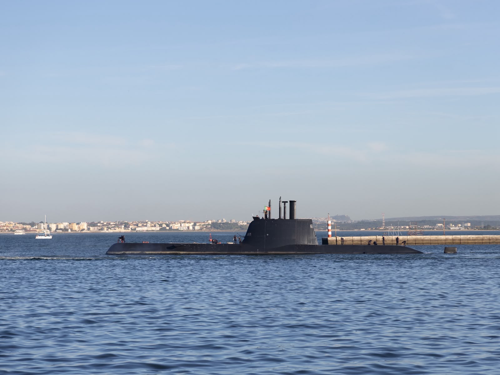NRP Tridente larga para missão da NATO