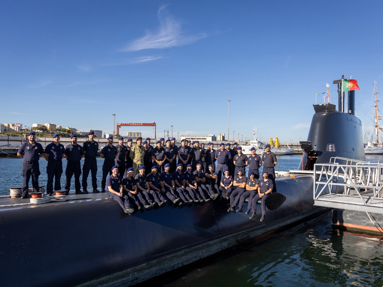 NRP Tridente larga para missão da NATO