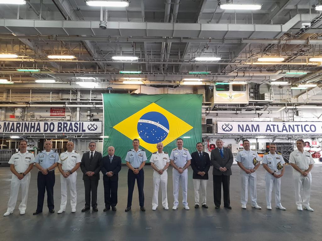 Foto de grupo com militares da Marinha e força aérea do Brasil e Portugal