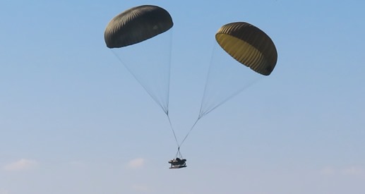 Marinha projeta pela primeira vez militares para o mar através de paraquedas de abertura manual