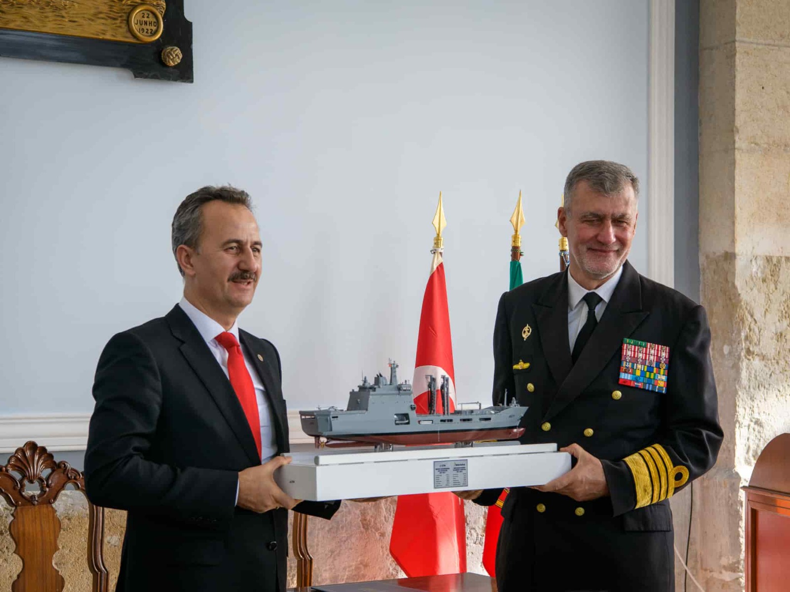 Assinatura do regulamento das marcas de qualificação da Marinha Portuguesa e do contrato de dois novos navios reabastecedores