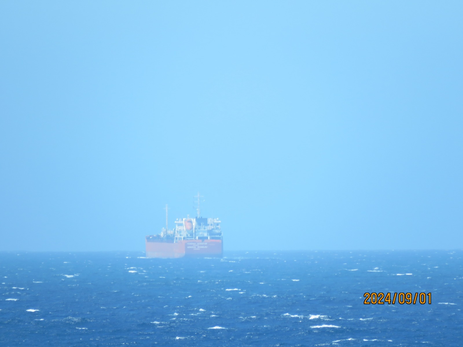 Marinha acompanha dois navios reabastecedores russos