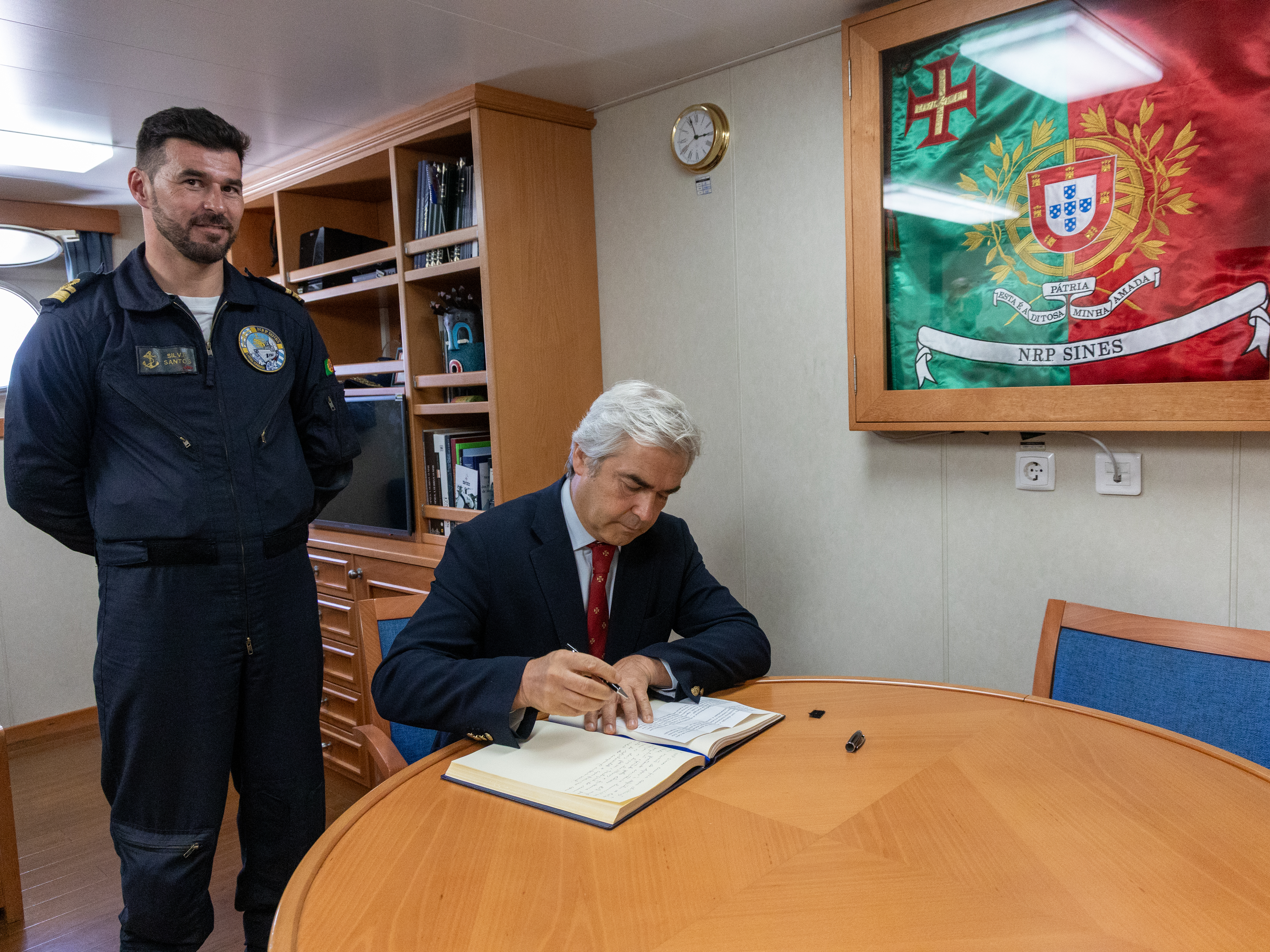 Ministro da Defesa Nacional assina livro de honra do NRP Sines