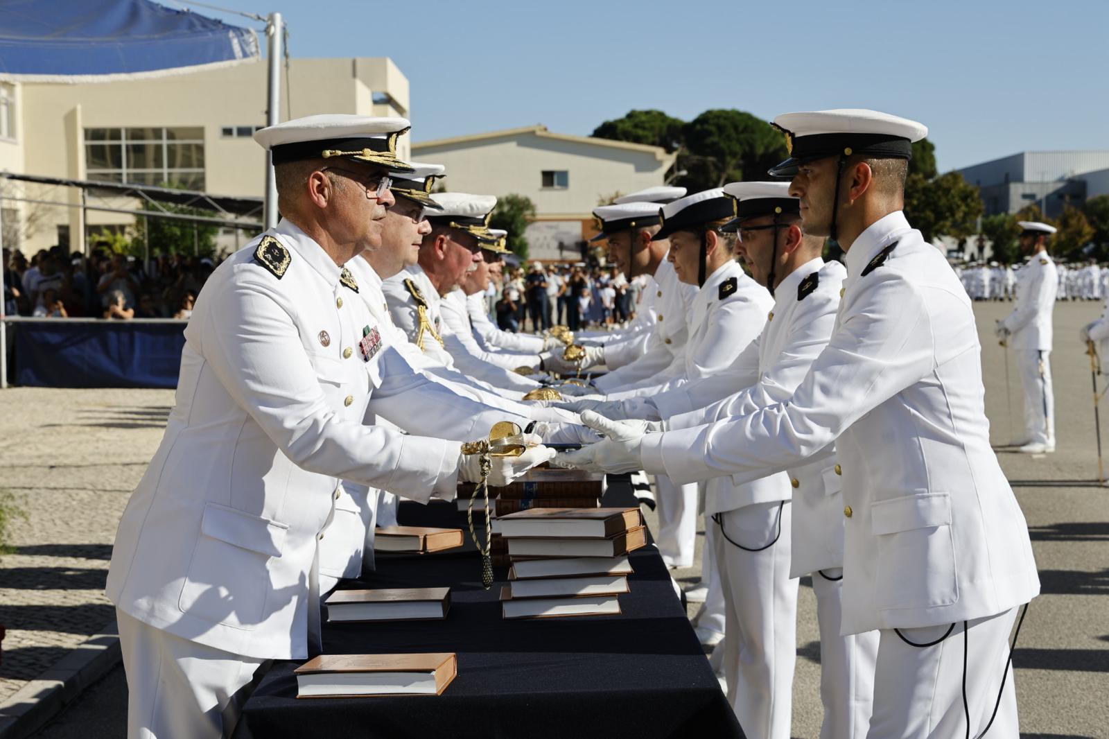 aspirantes da Escola Naval juram bandeira