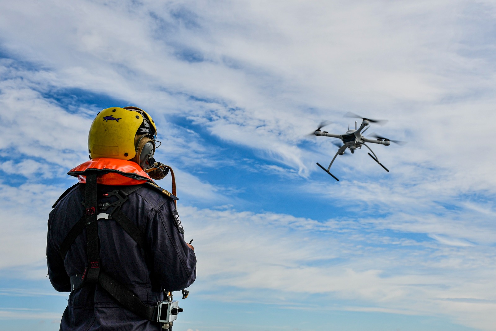 Militar de costas a controlar um drone