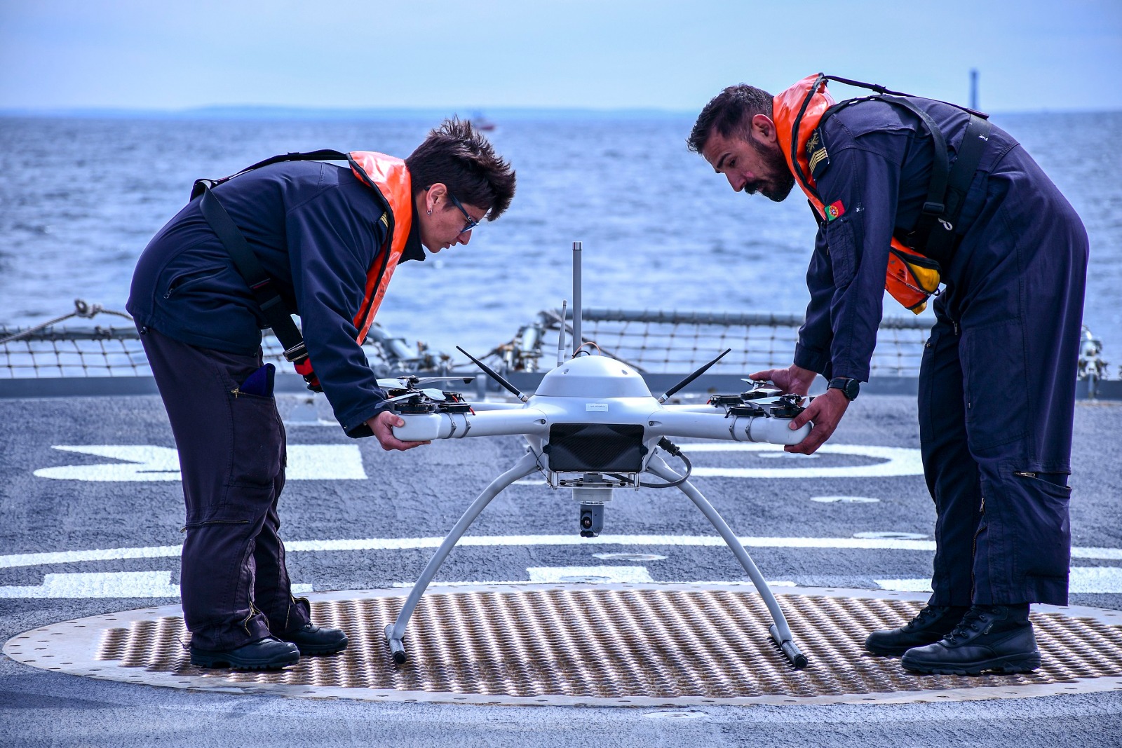 Um drone com dois militares de cada lado