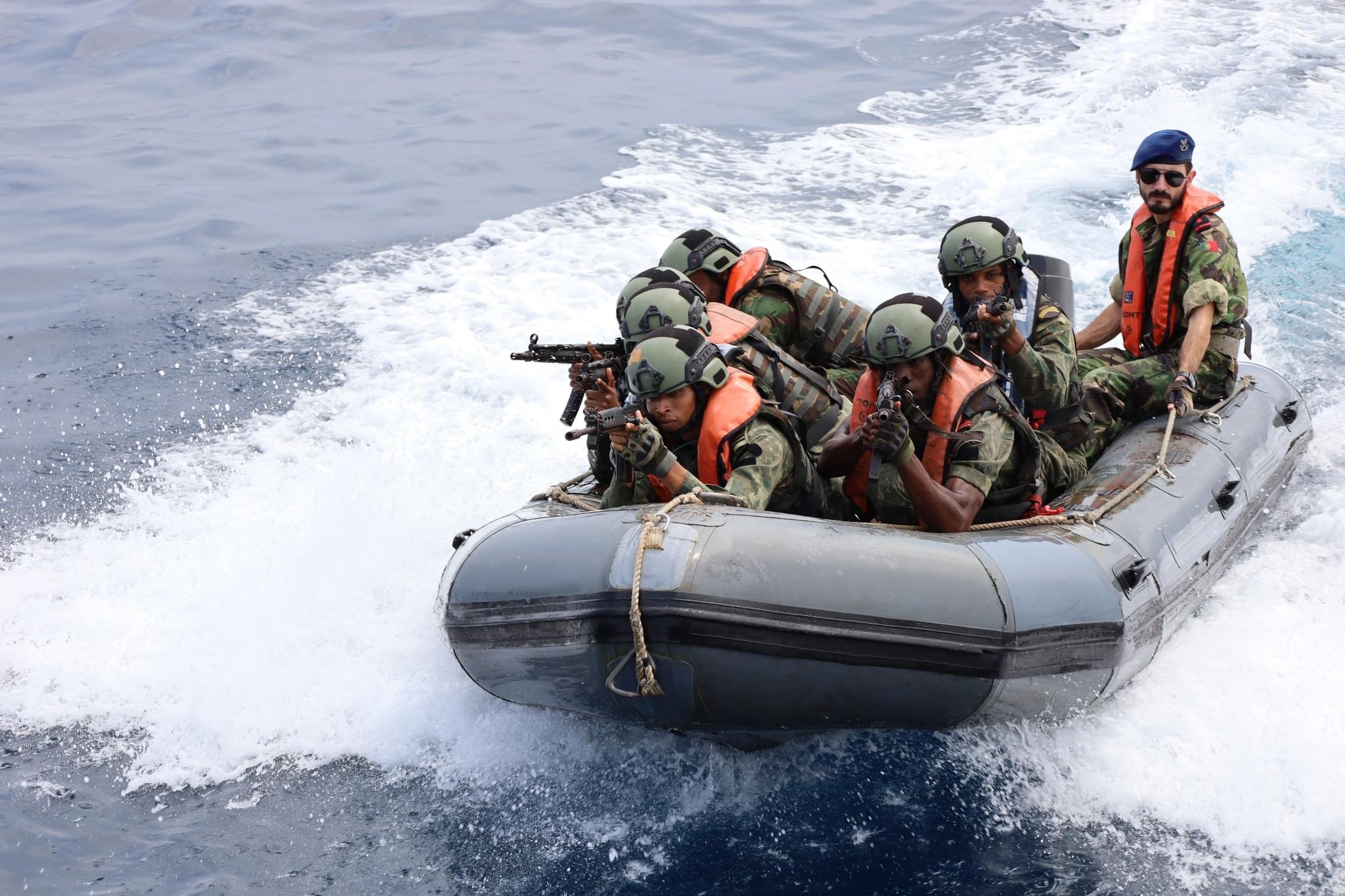 Navio da Marinha realiza exercício com Fuzileiros Navais de São Tomé e Príncipe